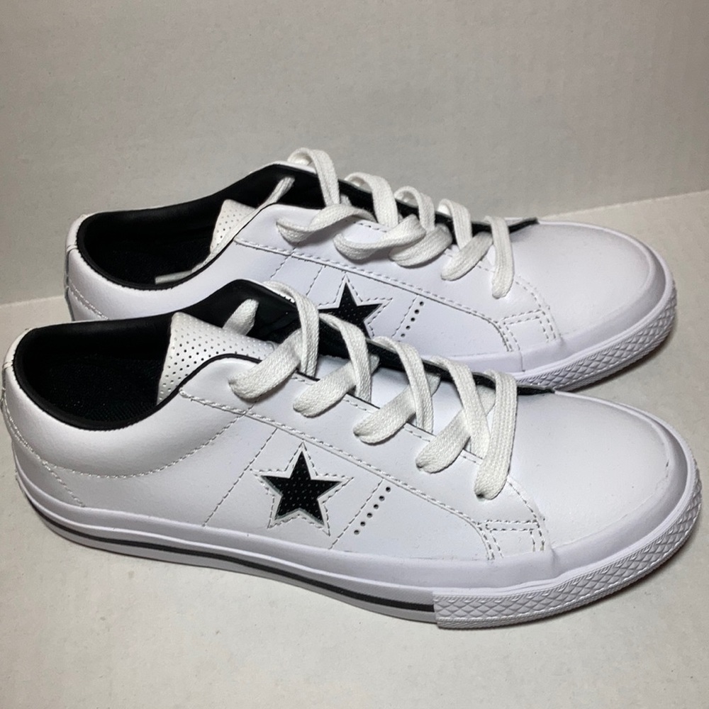 Brand new Converse Juniors Size 3